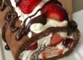 Brazo de Chocolate con Crema y Fresas