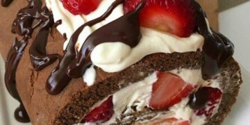 Brazo de Chocolate con Crema y Fresas