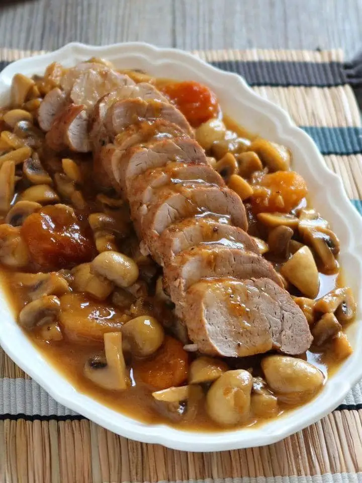 Lomo de Cerdo con Champiñones y Frutas en Salsa