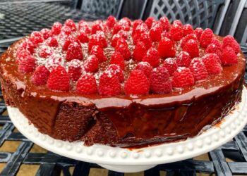 Pastel de Chocolate con Frambuesas y Ganache