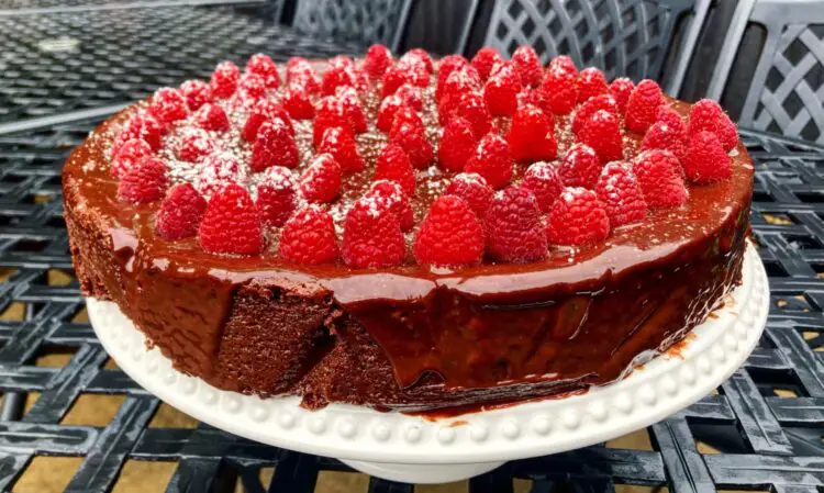 Pastel de Chocolate con Frambuesas y Ganache