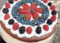 Pastel de Chocolate con Crema y Frutos Rojos