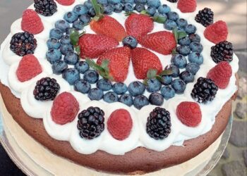 Pastel de Chocolate con Crema y Frutos Rojos