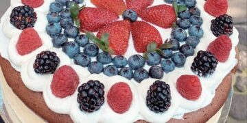 Pastel de Chocolate con Crema y Frutos Rojos