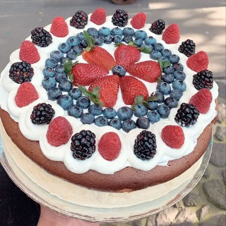 Pastel de Chocolate con Crema y Frutos Rojos